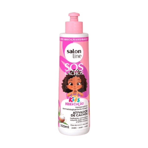 A linha S.O.S Kids Salon Line chegou para deixar o momento do banho dos pequenos ainda mais especial, ajudando os papais e as mamães com praticidade e diversão. O Ativador de Cachos S.O.S Kids Salon Line possui propriedades nutritivas e hidratantes, facilitando o desembaraço, definindo e modelando os cachos proporcionando mais hidratação, maciez e controlando o frizz dos cabelos crespos. Produtinho dermatologicamente testado. Ingredientes ativos: Óleo de coco: Proporciona cabelos macios e nutrição aos fios, pois é rico em vitaminas do complexo B, C e ácidos graxos. Aloe vera: Possui propriedades hidratantes e emolientes, deixando os fios bem selados e macios, proporcionando controle de frizz e brilho. Camomila: Com propriedades calmantes, o ativo hidrata, reduz a oleosidade e garante uma boa dose de brilho. Indicação: Cabelos ondulados, cacheados e crespos. Cabelos danificados, ressecados e volumosos.  À partir de 3 anos.