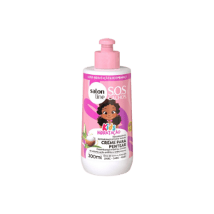 Creme de Pentear infantil para cabelos ondulados, cacheados e crespos volumosos. Salon Line S.O.S Cachos Kids Creme de Pentear hidrata, desembaraça e controla o frizz e o volume. O Creme de Pentear S.O.S Cachos Kids Salon Line facilita o cuidado com os fios das crianças. Traz fórmula hidratante que traz brilho, maciez e disciplina aos cachinhos. Ingredientes ativos: Óleo de coco: Proporciona cabelos macios e nutrição aos fios, pois é rico em vitaminas do complexo B, C e ácidos graxos. Aloe vera: Possui propriedades hidratantes e emolientes, deixando os fios bem selados e macios, proporcionando controle de frizz e brilho. Camomila: Com propriedades calmantes, o ativo hidrata, reduz a oleosidade e garante uma boa dose de brilho. Indicação: Cabelos ondulados, cacheados e crespos. Cabelos danificados, ressecados e volumosos.  À partir de 3 anos.