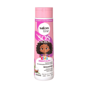 A linha S.O.S Kids Salon Line chegou para deixar o momento do banho dos pequenos ainda mais especial, ajudando os papais e as mamães com praticidade e diversão. O Shampoo S.O.S Kids Salon Line limpa suavemente, além de possuir propriedades nutritivas e hidratantes que desembaraçam os cachinhos e os crespinhos. Produtinho dermatologicamente testado e hipoalergênico.