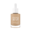 Com uma textura leve como um sérum e um desempenho como a maquilhagem: o Sérum Base Nude Drop Tinted tem uma fórmula altamente fluida, leve e respirável. Contém ácido hialurônico e vitamina E para proporcionar hidratação durante 24 horas. Os pigmentos especialmente revestidos garantem uma fixação duradoura e uma cobertura intensificável leve a média para uma tez radiante com um acabamento mate natural. A fórmula não tem fragrância e é adequada para peles sensíveis. Para obter resultados perfeitos, agite bem a combinação de sérum/base antes da aplicação.