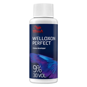 Oxidante em Creme Welloxon Perfect da Wella Professionals que foi especificamente formulado para criar uma coloração duradoura e vibrante. O seu volume de 30 (9%) oferece uma maior capacidade de clareamento, permitindo que os profissionais alcancem resultados mais claros e luminosos nos cabelos.