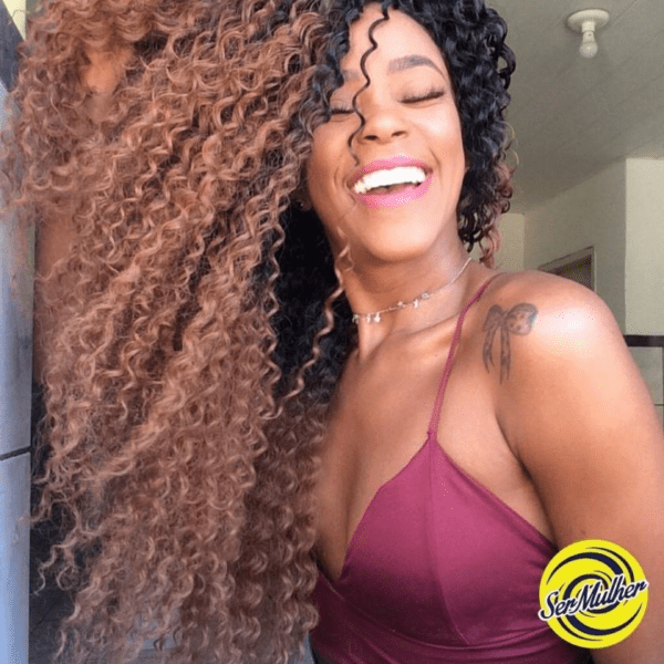 Ser Mulher RITMO é uma fibra sintética para ser usada no método de Crochet Braids. Agulha de crochet incluida!