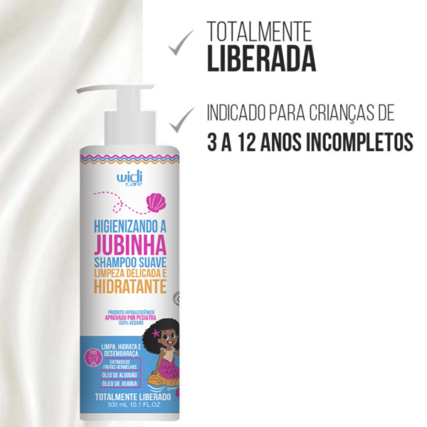 Limpar a jubinha nunca foi tão legal, com o Higienizando a Jubinha Shampoo Suave Limpeza Delicada e Hidratante, o cabelo fica bem limpinho, sem embaraçar nem embolar os fios.