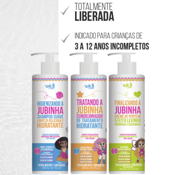 O Kit Jubinha Efeito Levinho oferece tudo que seus pequenos cachinhos precisam! O shampoo limpa sem embaraçar, o condicionador hidrata e o creme de pentear, além de definir promove maciez e brilho.