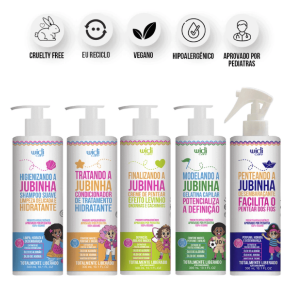 Transforme a rotina de cuidados dos cachinhos com o Kit Jubinha Levinho! Com shampoo, condicionador, creme de pentear, gelatina e spray desembaraçante, ele hidrata profundamente, proporcionando maciez e brilho. Transforme esses cabelinhos em jubinhas lindas, leves e soltas!