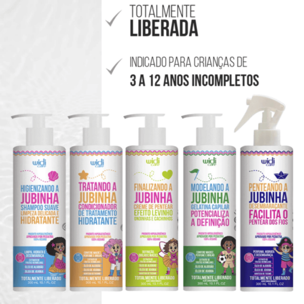 Transforme a rotina de cuidados dos cachinhos com o Kit Jubinha Levinho! Com shampoo, condicionador, creme de pentear, gelatina e spray desembaraçante, ele hidrata profundamente, proporcionando maciez e brilho. Transforme esses cabelinhos em jubinhas lindas, leves e soltas!