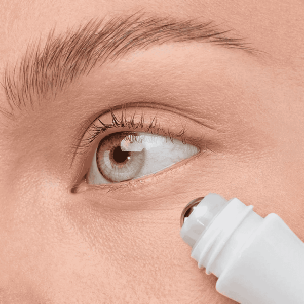 Este sérum roll-on revitaliza instantaneamente a pele ao redor dos olhos, proporcionando uma aparência fresca e radiante. Sua fórmula leve e transparente combina 1,5% de ácido hialurônico com cafeína para hidratar e revigorar a região.