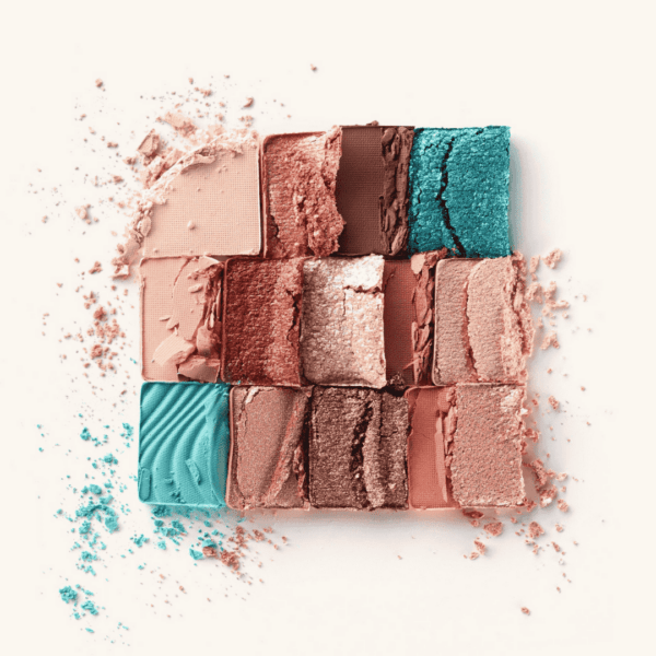 Mate, brilhante e metálico: cores de sombra para todas as ocasiões! Pronto para mergulhar no mundo mágico das cores? A nossa Paleta de Sombras Coral Crush Slim 030 Under the Sea de Catrice oferece 14 sombras vibrantes para o seu look WOW. Devido à fórmula melhorada das texturas e tonalidades de alta qualidade, as sombras de olhos duram muito e não caem durante o dia. 