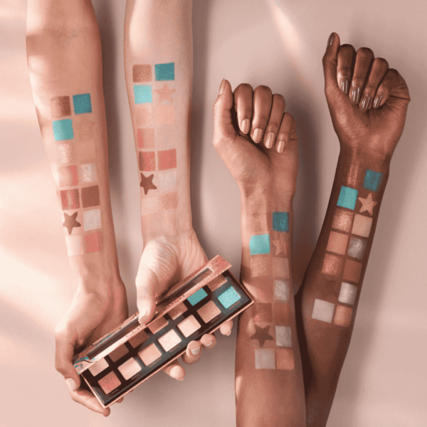 Mate, brilhante e metálico: cores de sombra para todas as ocasiões! Pronto para mergulhar no mundo mágico das cores? A nossa Paleta de Sombras Coral Crush Slim 030 Under the Sea de Catrice oferece 14 sombras vibrantes para o seu look WOW. Devido à fórmula melhorada das texturas e tonalidades de alta qualidade, as sombras de olhos duram muito e não caem durante o dia.