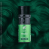 Uma máscara pigmentante semi-permanente, sem amônia, parabenos ou peróxidos, desenvolvida para proporcionar uma cor Verde Castleton intensa e vibrante! Permite a mistura com outras cores podendo assim obter novos tons! Possui durabilidade de 5 a 25 lavagens.