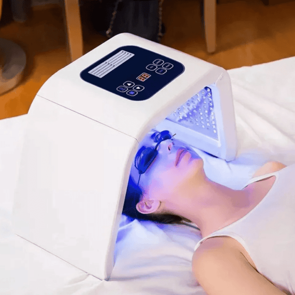 A LA Equipamentos de Estética Cabine LED é uma tecnologia avançada de fototerapia que auxilia no rejuvenescimento da pele, no equilíbrio da oleosidade e na ação anti-inflamatória. Com luzes LED de diferentes comprimentos de onda, proporciona benefícios terapêuticos para diversos tratamentos estéticos.