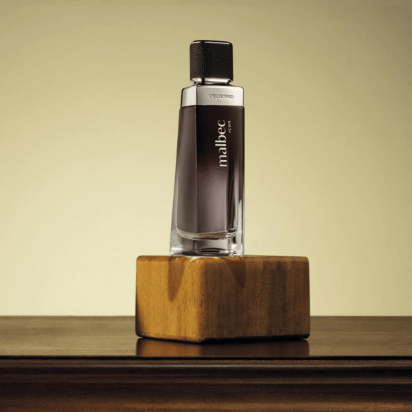 Uma releitura do tradicional da perfumaria masculina, inspirado no universo dos vinhos, amplificando agora a sua personalidade mais jovem através de notas frescas como bergamota e limão. Um perfume leve e versátil, mas ao mesmo tempo intimista.