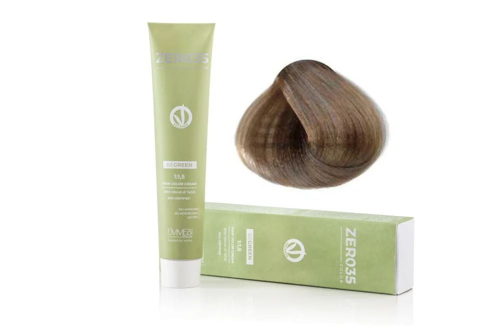 Coloração Capilar Emmebi Sem Amoníaco Zero35 Coloração profissional em creme, permanente, sem amoníaco que é recomendada especialmente para cabelos frágeis e enfraquecidos. Garante uma cor de longa duração, uma gama de cores naturais do cabelo, cobertura a 100% dos cabelos brancos, reflexos esplêndidos e intensos, tons brilhantes. Graças ao sistema NSP, as cores creme nutrem e reestruturam o cabelo danificado, ao mesmo tempo. Sendo totalmente livre de amoníaco, esta coloração é particularmente delicada e tem uma fragrância muito agradável.