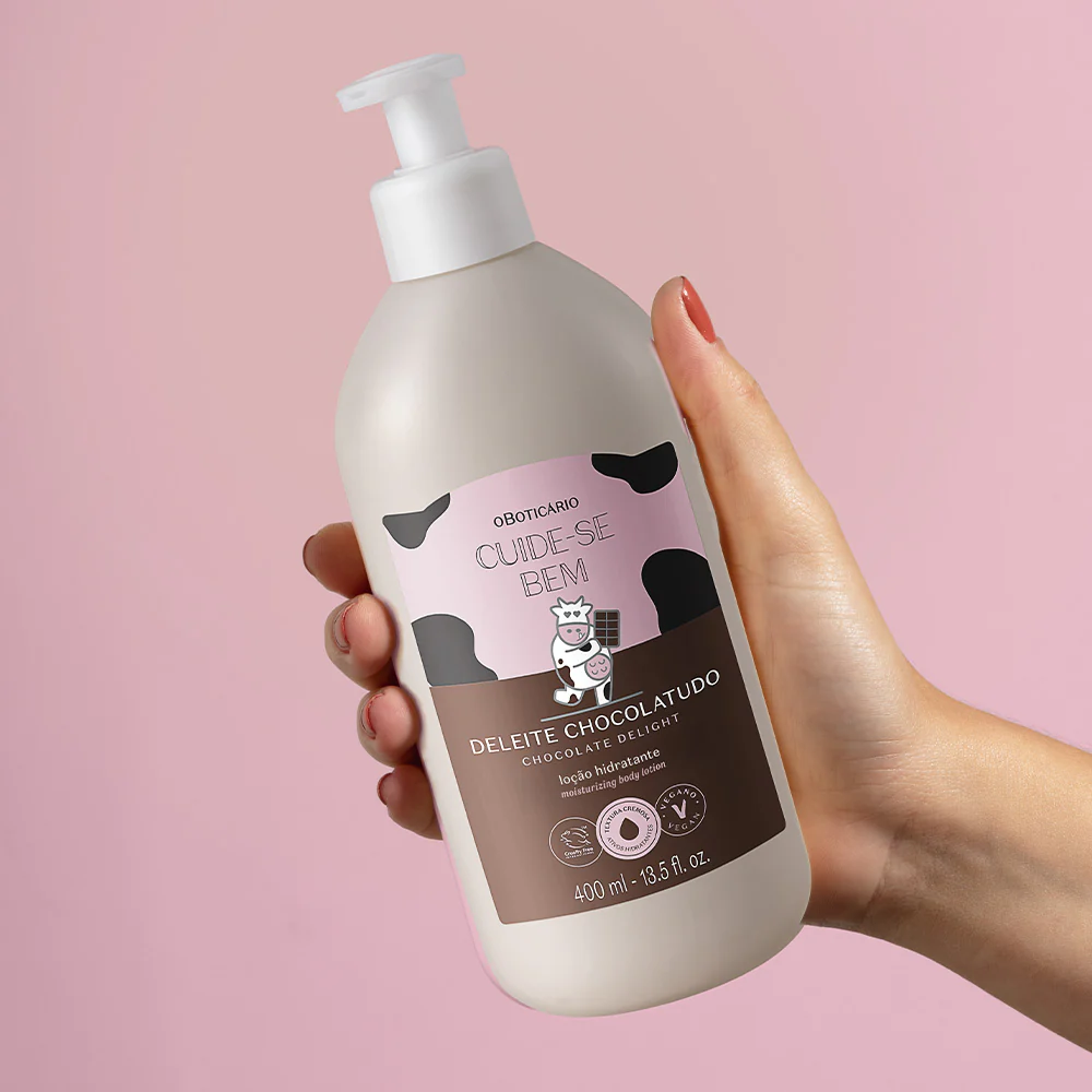 Saiba mais sobre: O Boticário Cuide-se Bem Deleite Chocolatudo Loção Hidratante Corporal 400ml Loção Hidratante Cuide-se Bem Deleite Chocolatudo com textura cremosa e aroma delicioso de chocolate; além disso, tem absorção rápida e acabamento não pegajoso. Assim, a pele fica macia, nutrida e perfumada. Fórmula vegana e embalagem com doseador.